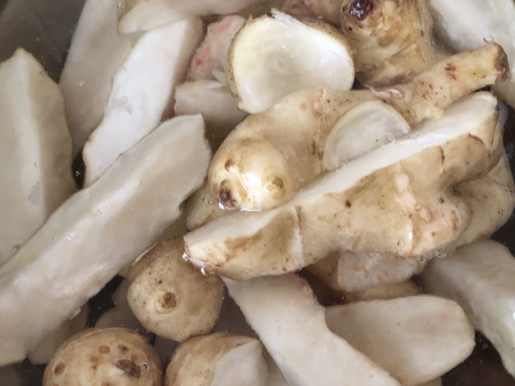 洗って、食べやすい大きさに切って水にさらします