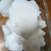 乾燥する今の季節。カチコチに固まった砂糖をサラサラにする方法を考えてみました。