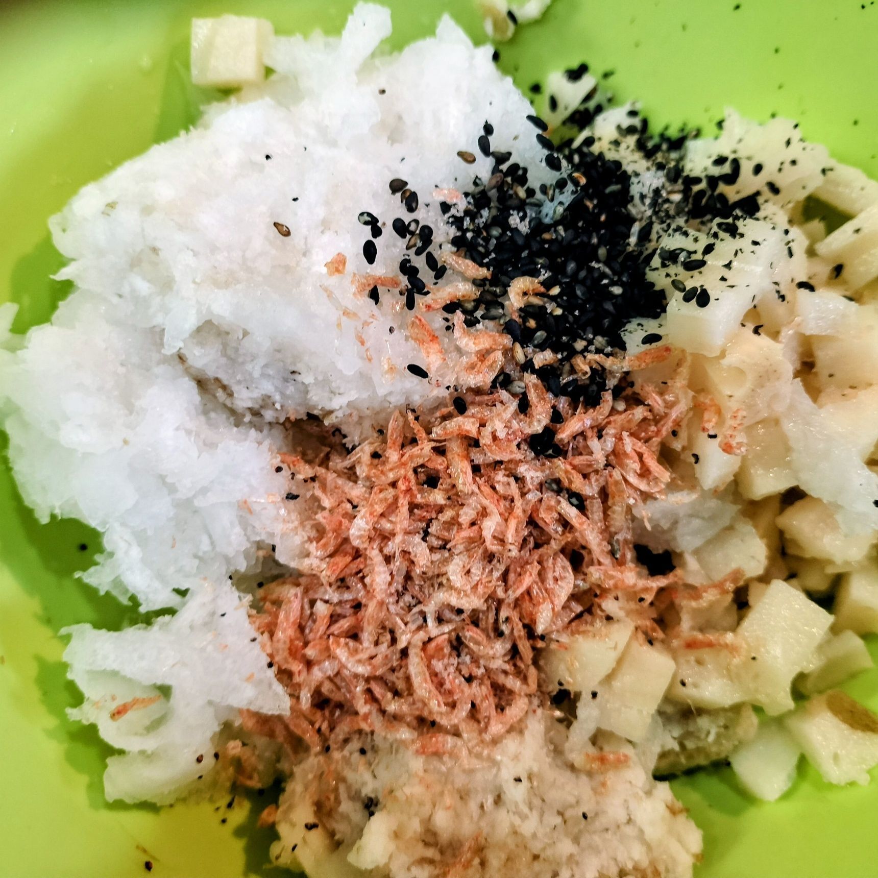 2.ボウルに、手順1の大根おろし・れんこん（すりおろし＆角切り）・材料●を入れて混ぜる