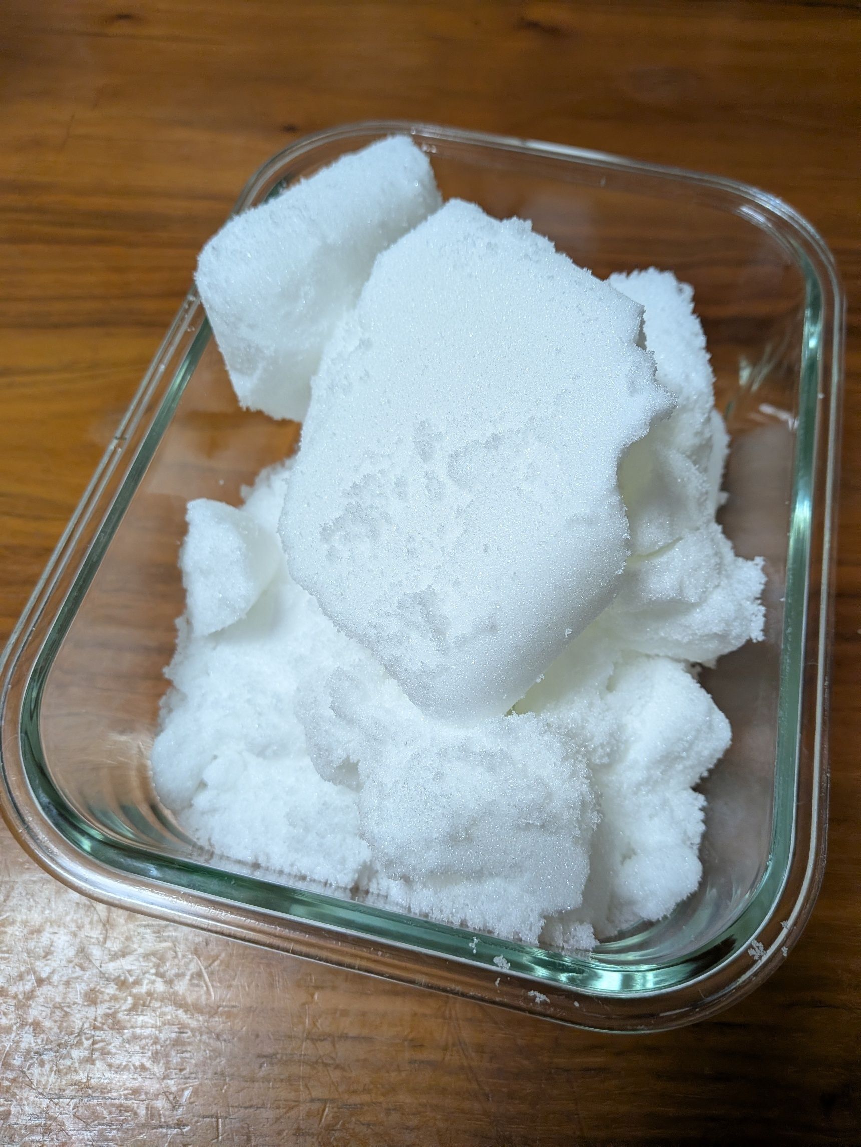 1. 砂糖を袋から容器にうつす。