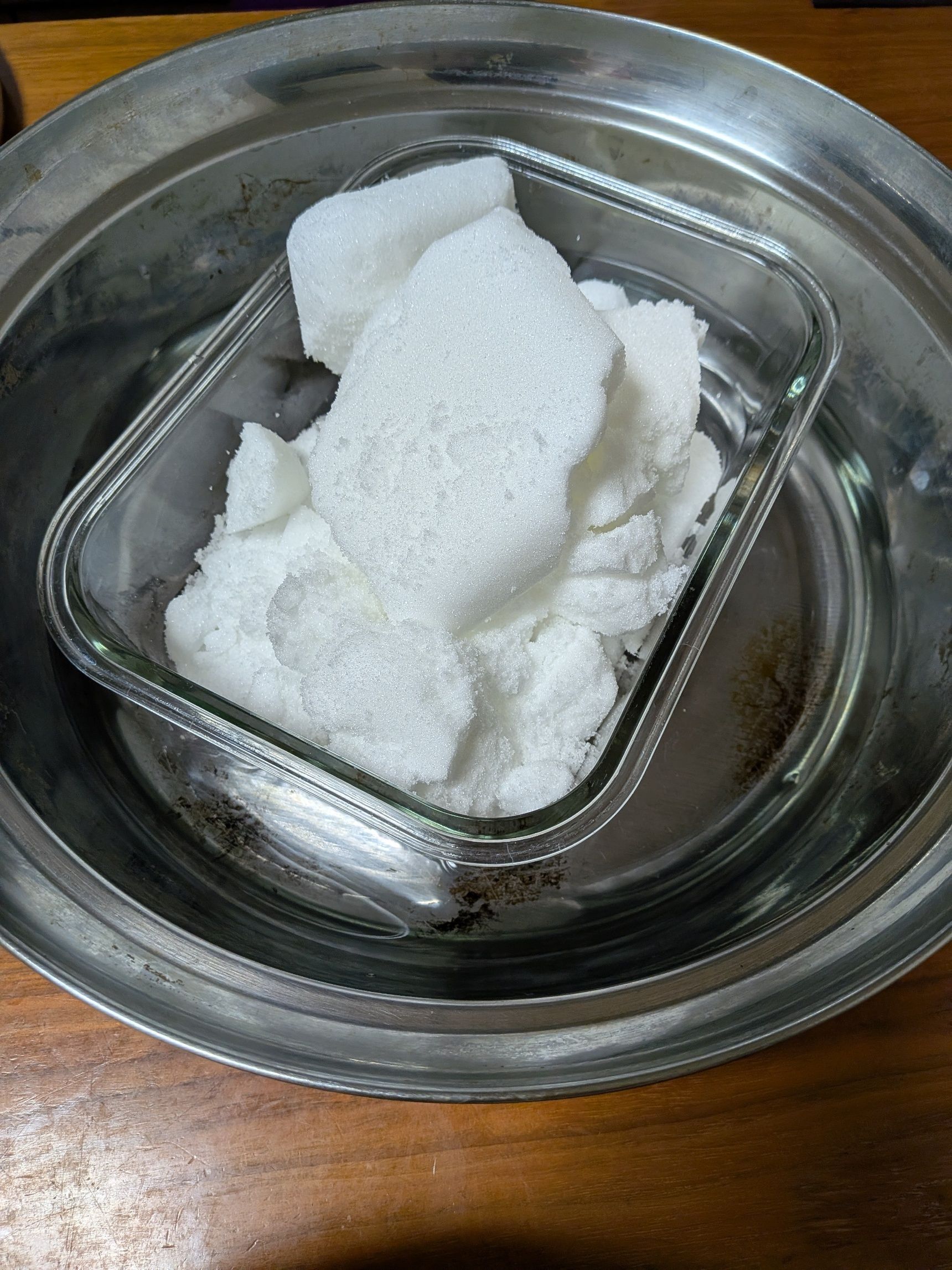 2. 鍋に水を入れる。そこに砂糖の容器を入れる。＊水が入らないようにして下さい。