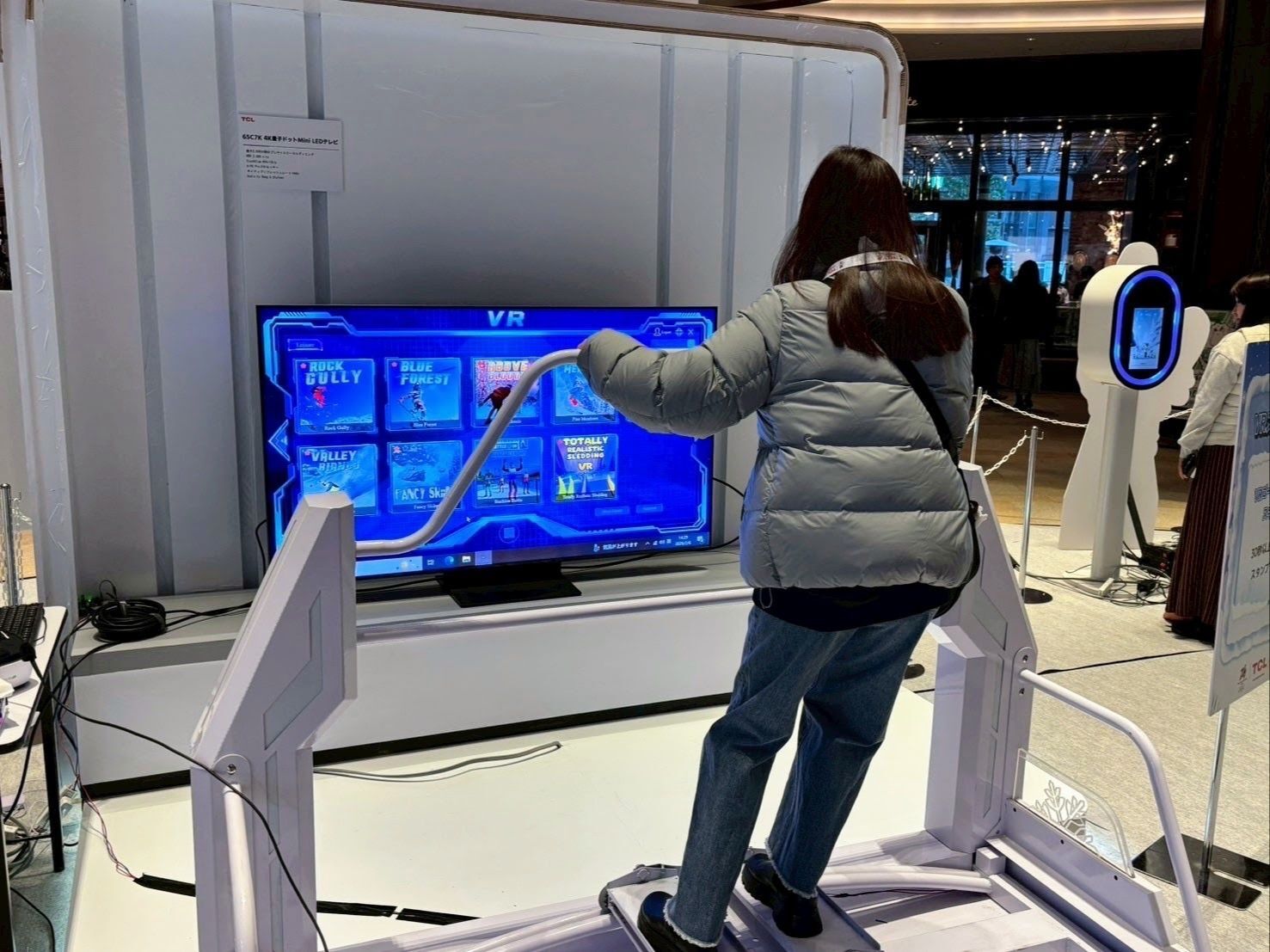 圧巻の臨場感に興奮！スキーシュミレーター体験エリア