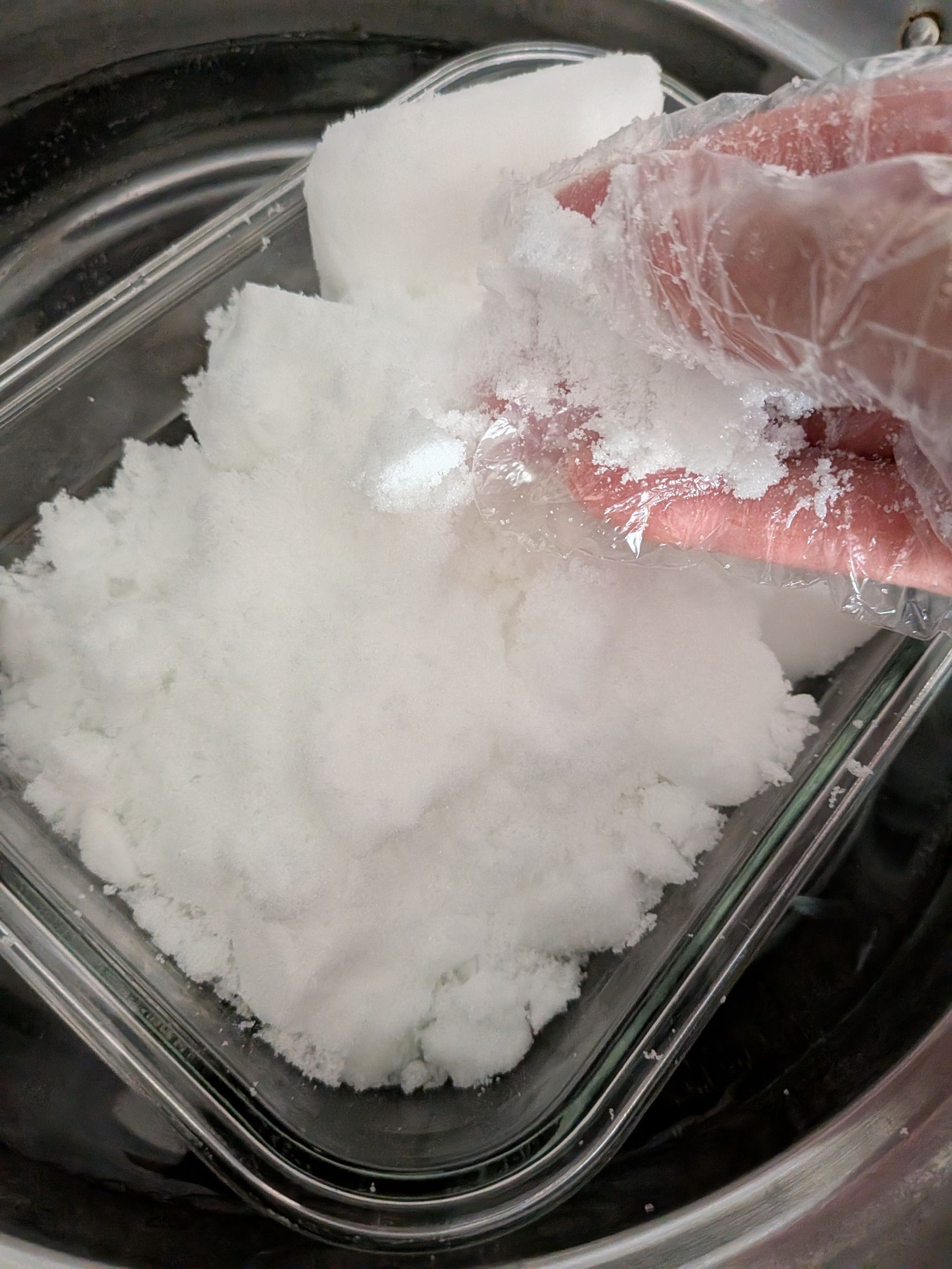 ＊3時間たったところです。最初よりサラサラになりました。でもまだまだカチコチ。