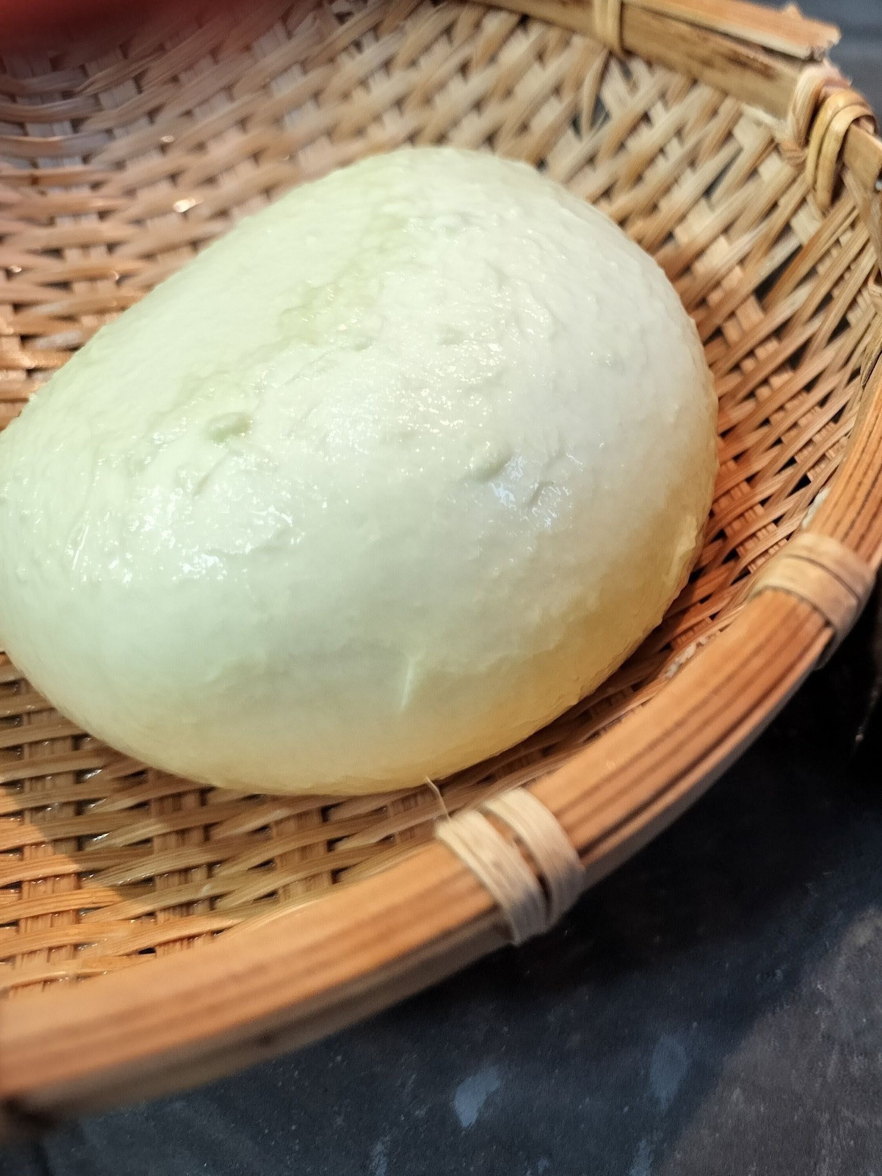 7．生モッツァレラチーズ（バジル風味）をちぎってのせる