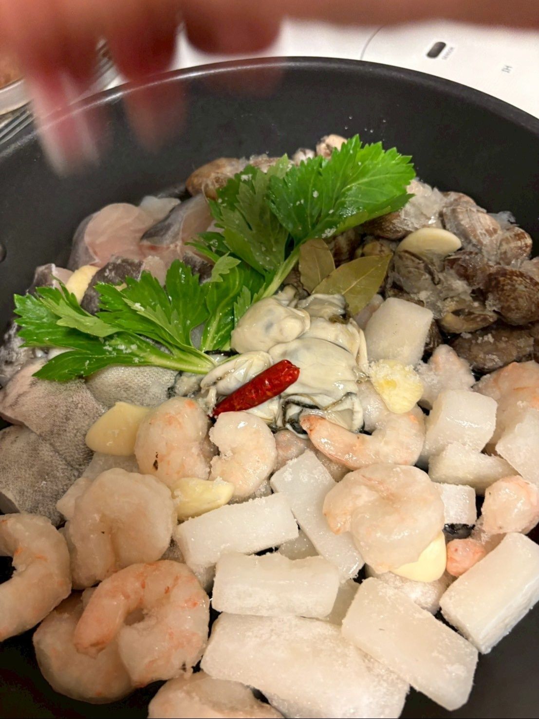 にんにくや唐辛子、ローリエ、セロリの葉を乗せました。