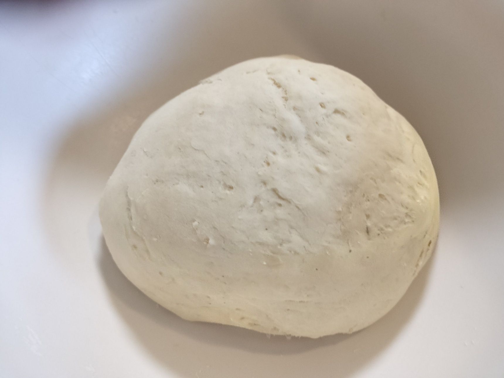 3．ピザ生地を伸ばす