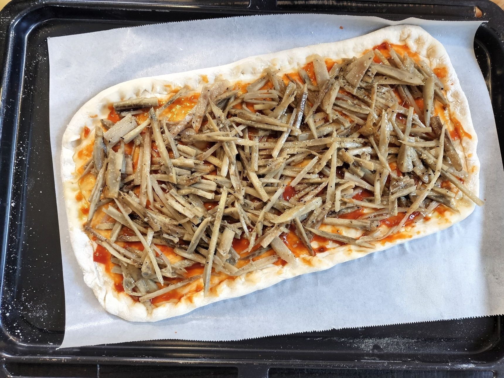 5．手順2のごぼうアヒージョをのせる