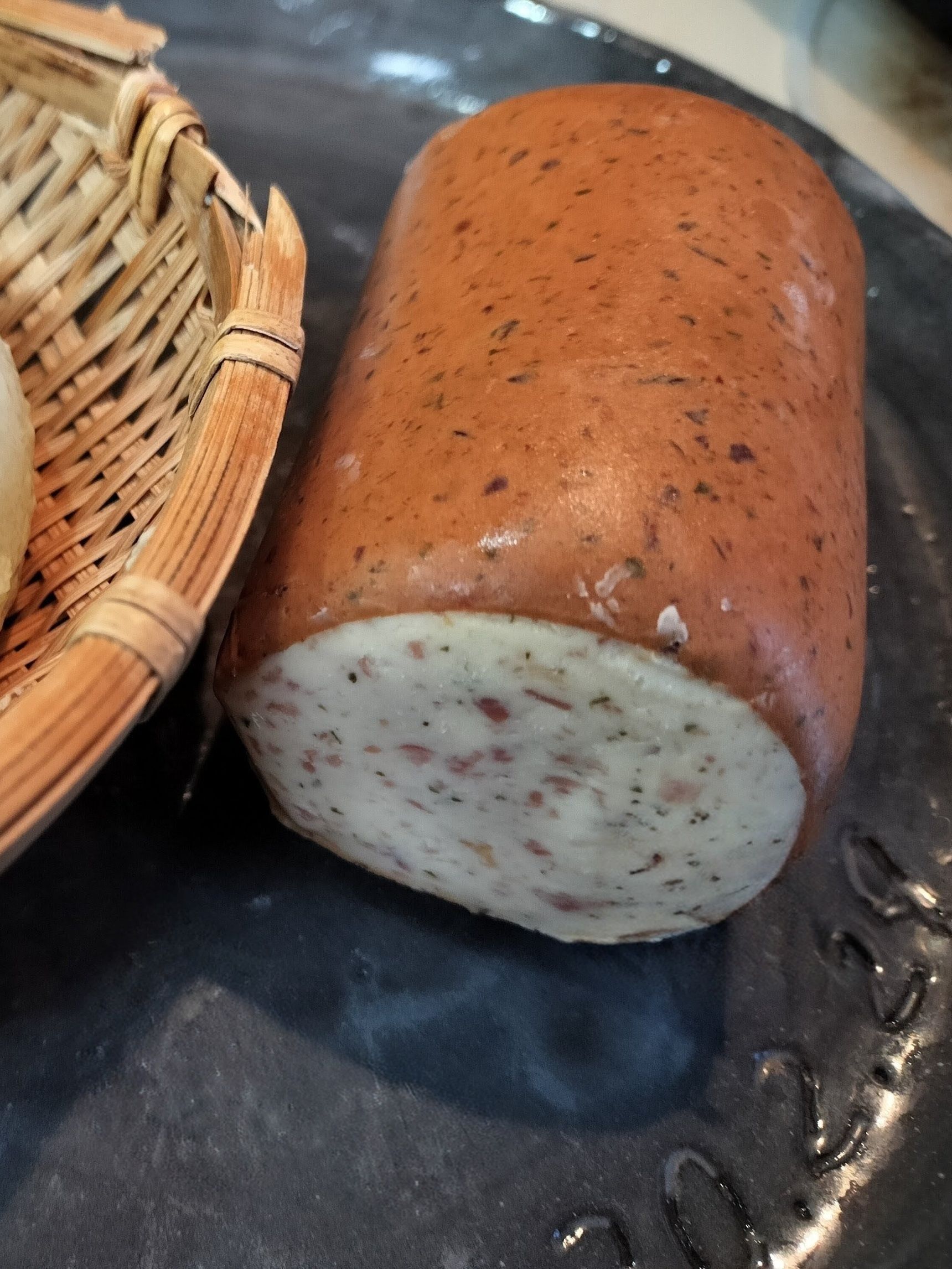 6．チーズサラミを切ってのせる