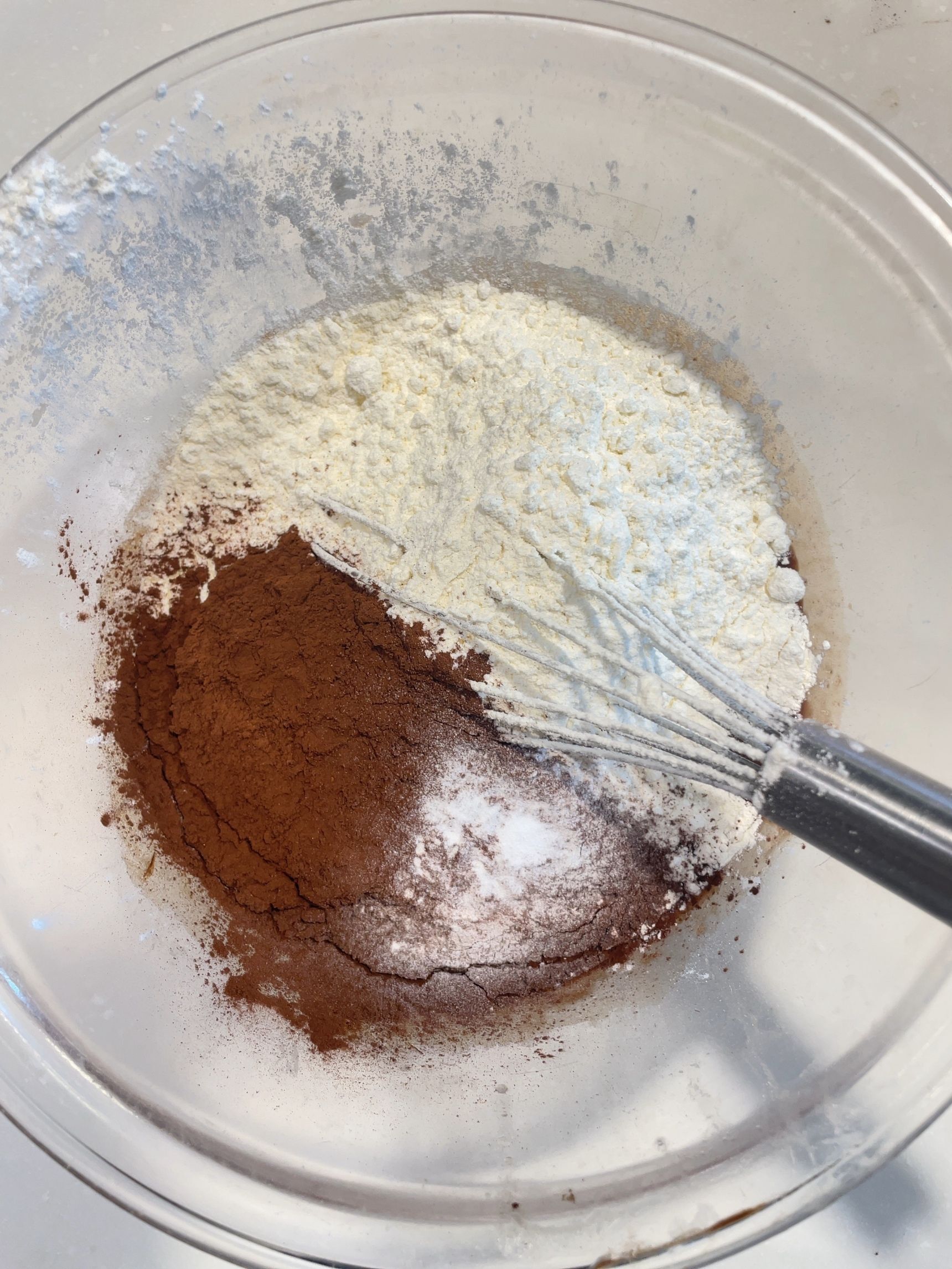 ボウルに薄力粉、ベーキングパウダー、ココアパウダーを入れる