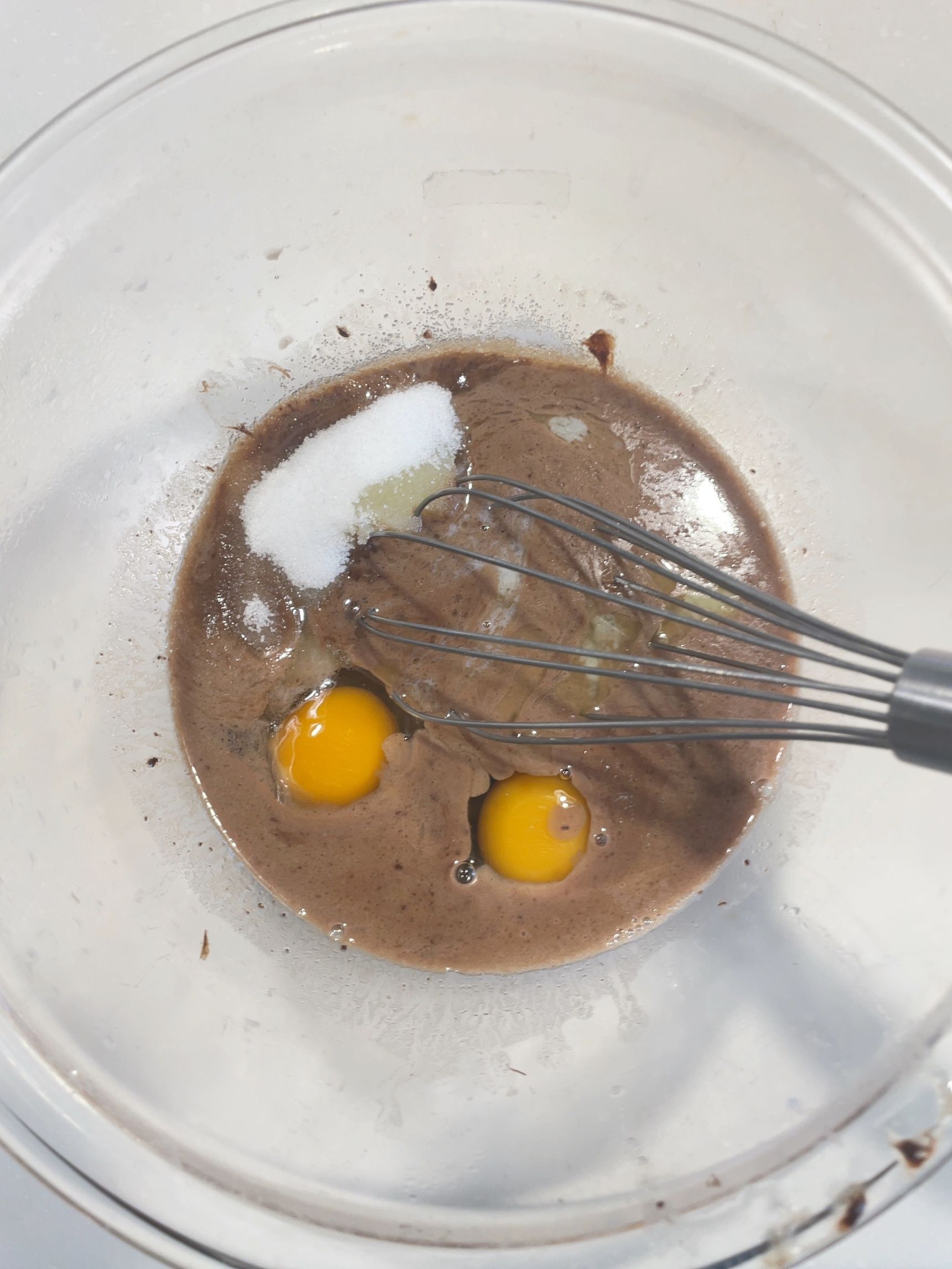 ボウルに卵、グラニュー糖を入れて混ぜる