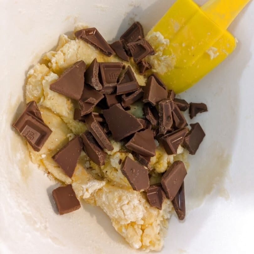 板チョコを細かく割り入れる。