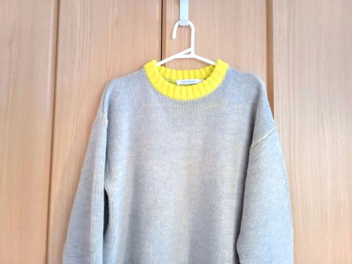 【ニットの型崩れ】はもう卒業!ハンガーにかけたときの「肩のポッコリ」を防ぐ裏ワザとは♪
