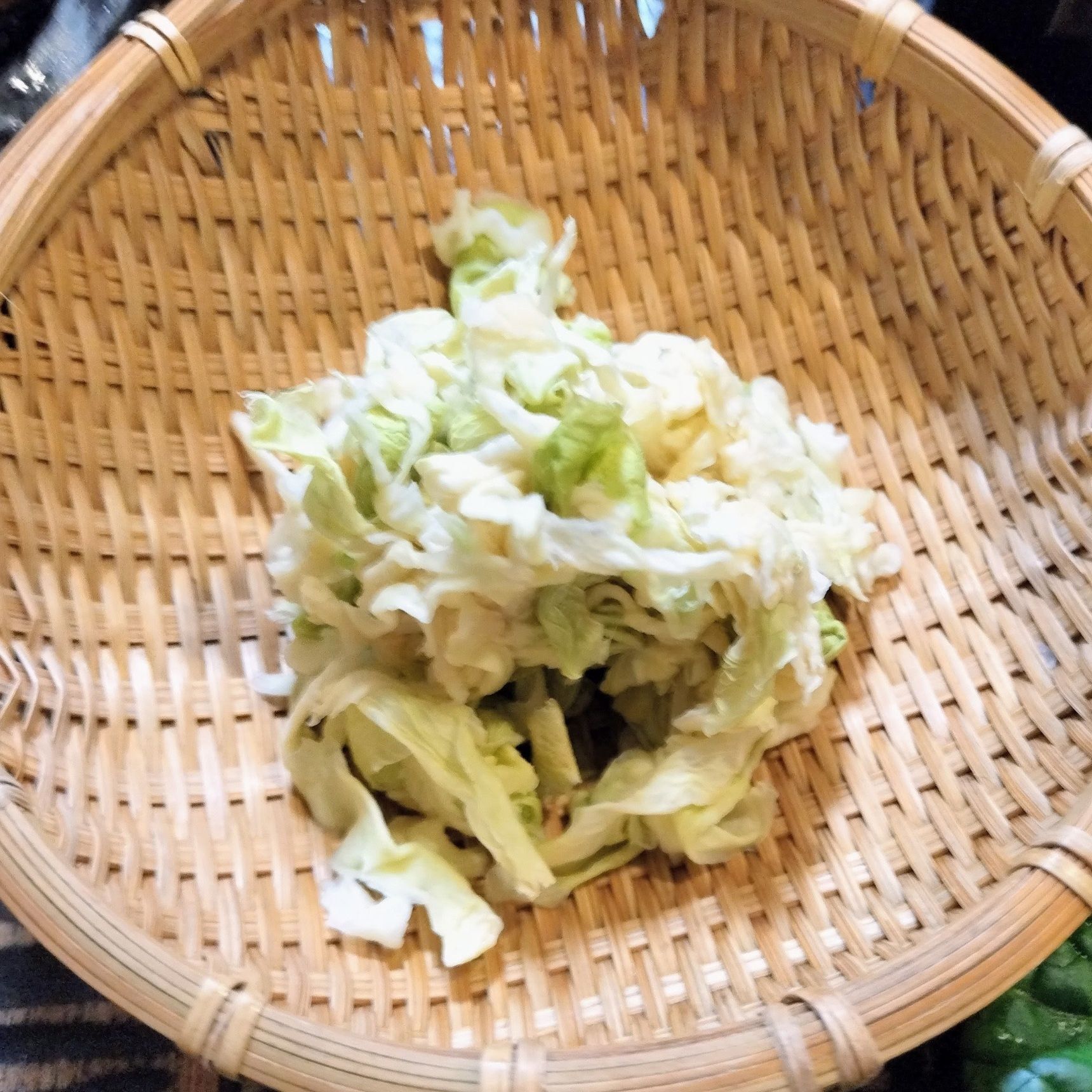 3、サッと流水を流し、しっかり水気を絞る