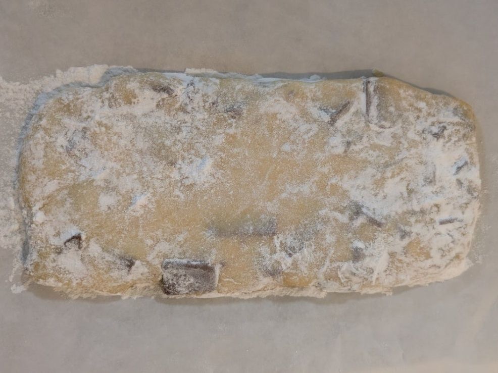 細長い形にし粉砂糖をまぶす。