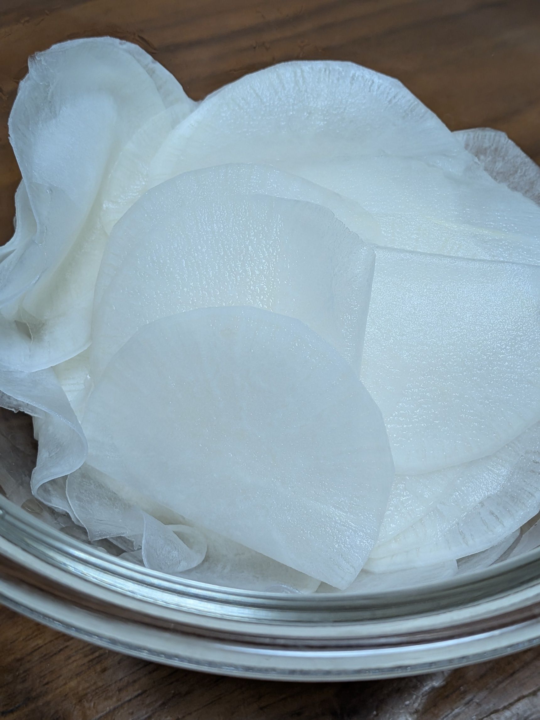 1．赤or白大根をスライサーで薄切りにする。