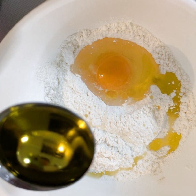 卵・粉・オリーブオイルを混ぜ合わせる。