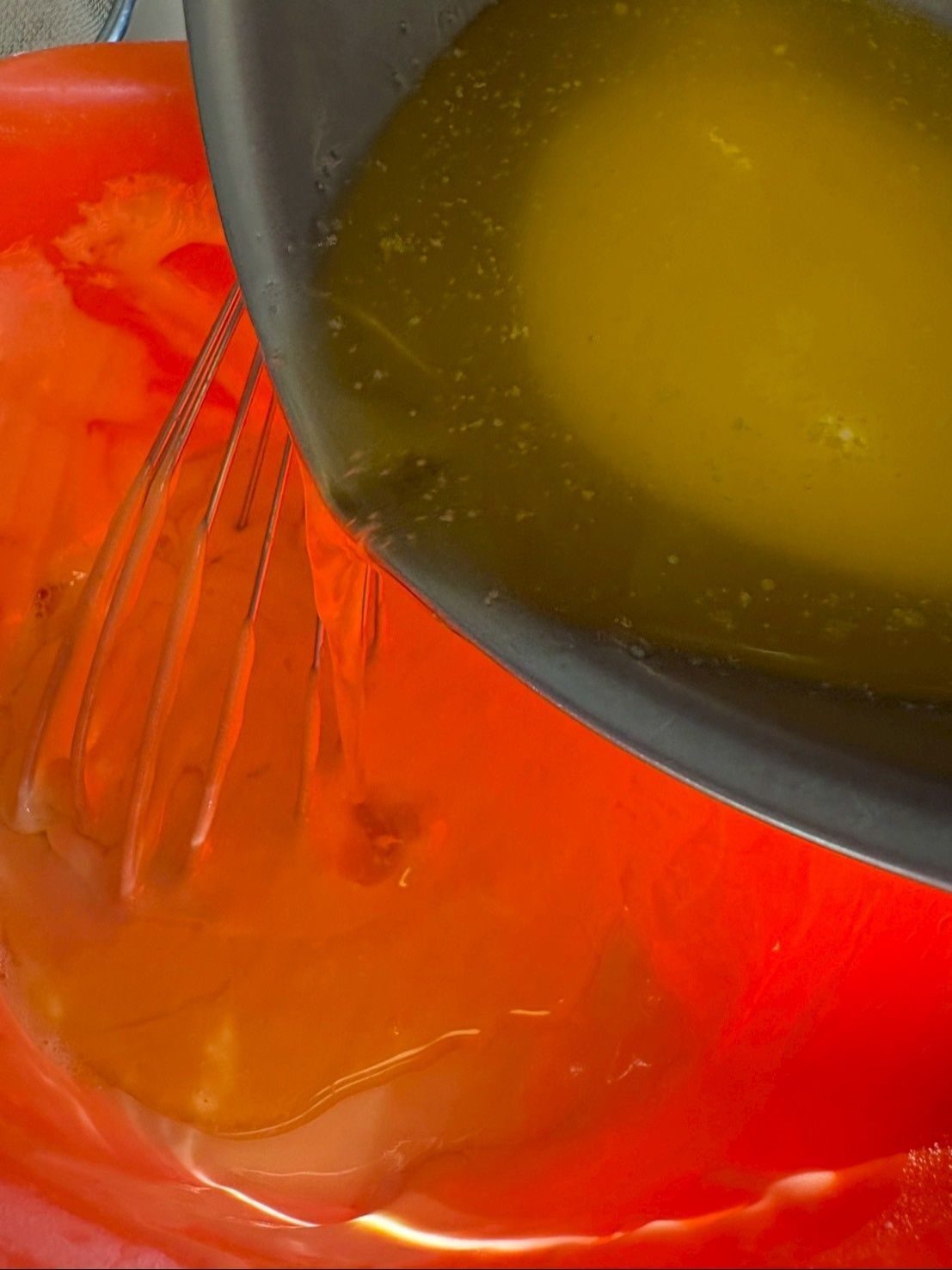 湯煎で溶かしたバターを少しずつ入れて滑らかになるまで混ぜ合わせます。