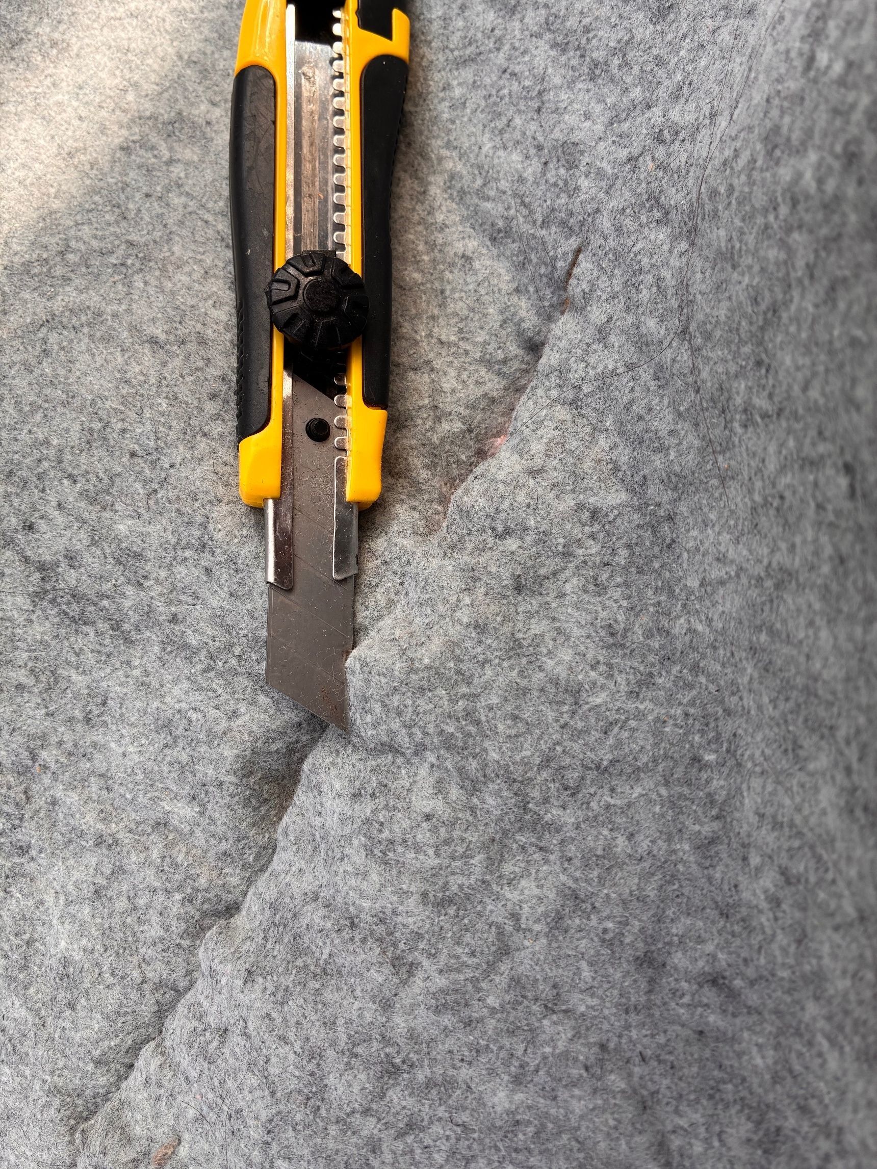 カーペットを裏返して切る