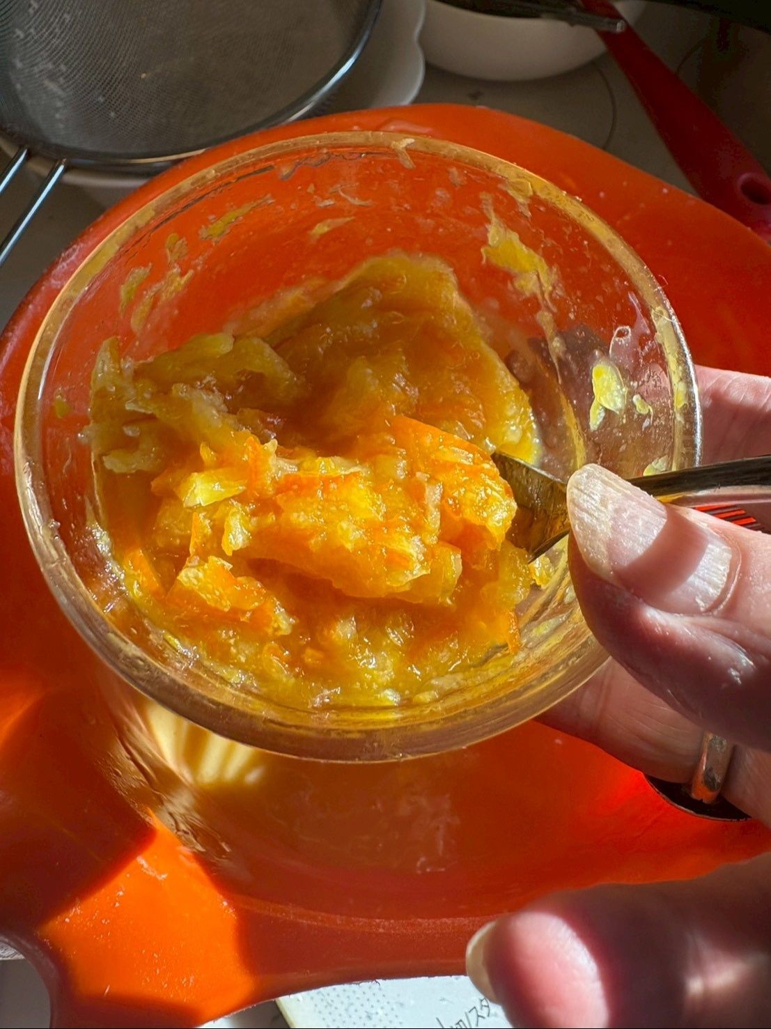 ここで自家製のオレンジママレードを加えて混ぜ合わせます。