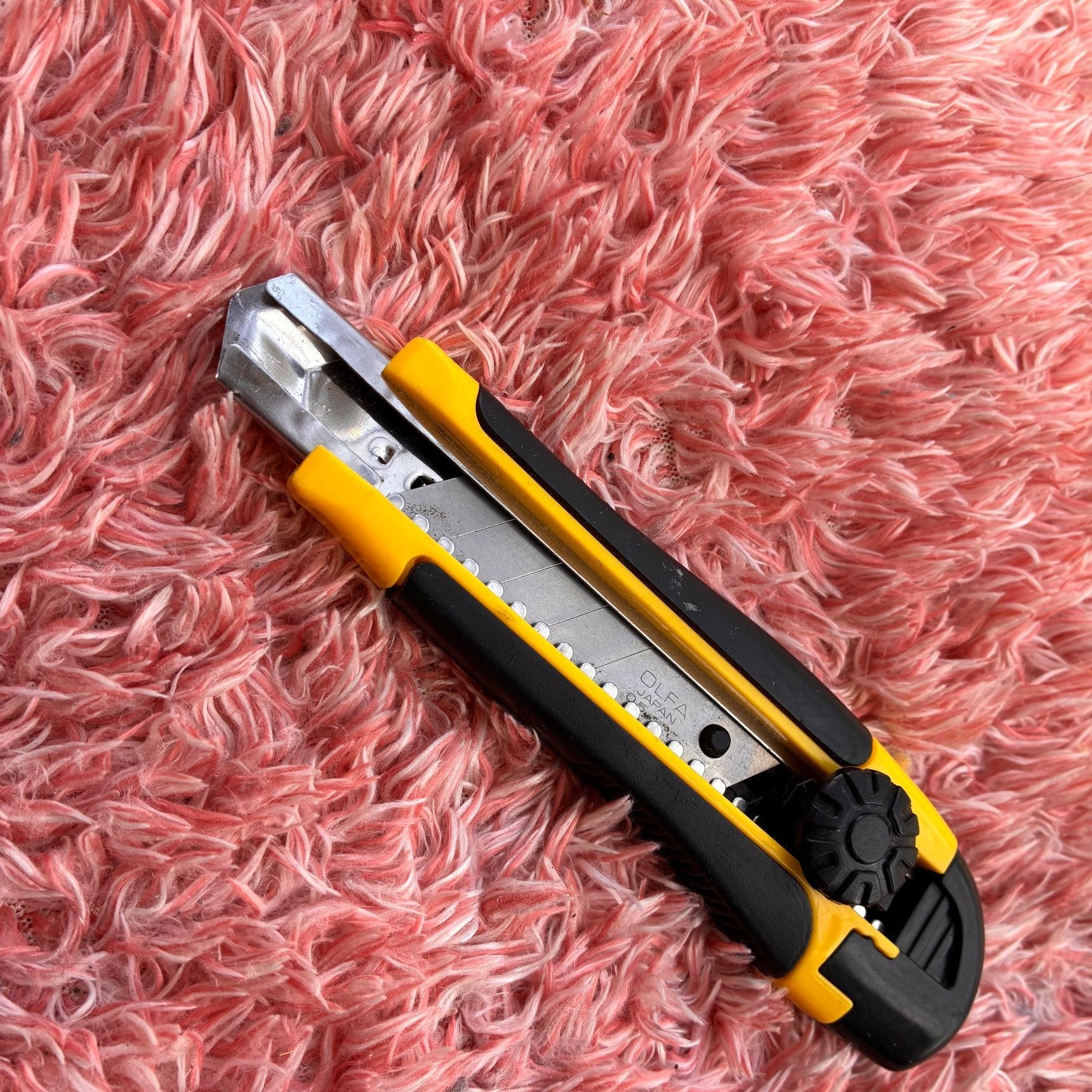 用意するのはカッターナイフ