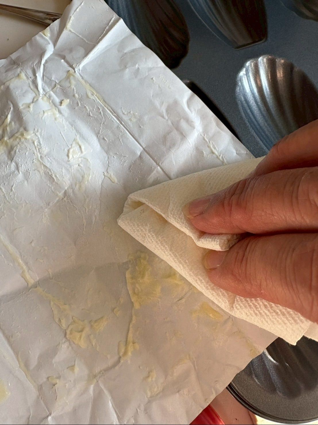 ＜下準備＞材料の計量と型で焼く場合はバターを塗っておきます。