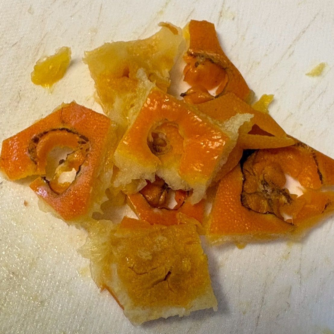 刻みながらヘタの周りやキズ、黒いところなどを取り除きます。