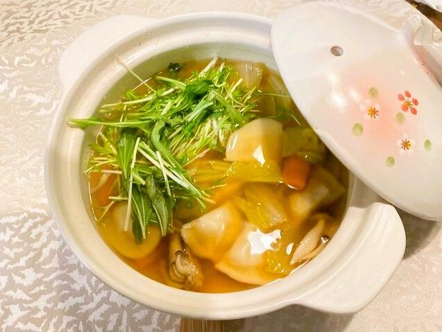 米粉の皮でもちもち餃子鍋！