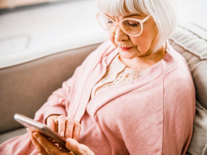 【50代・60代】スマホの「おすすめアプリ」5つ。ふだんはもちろん、災害時にもとっても役立ちますよ♪