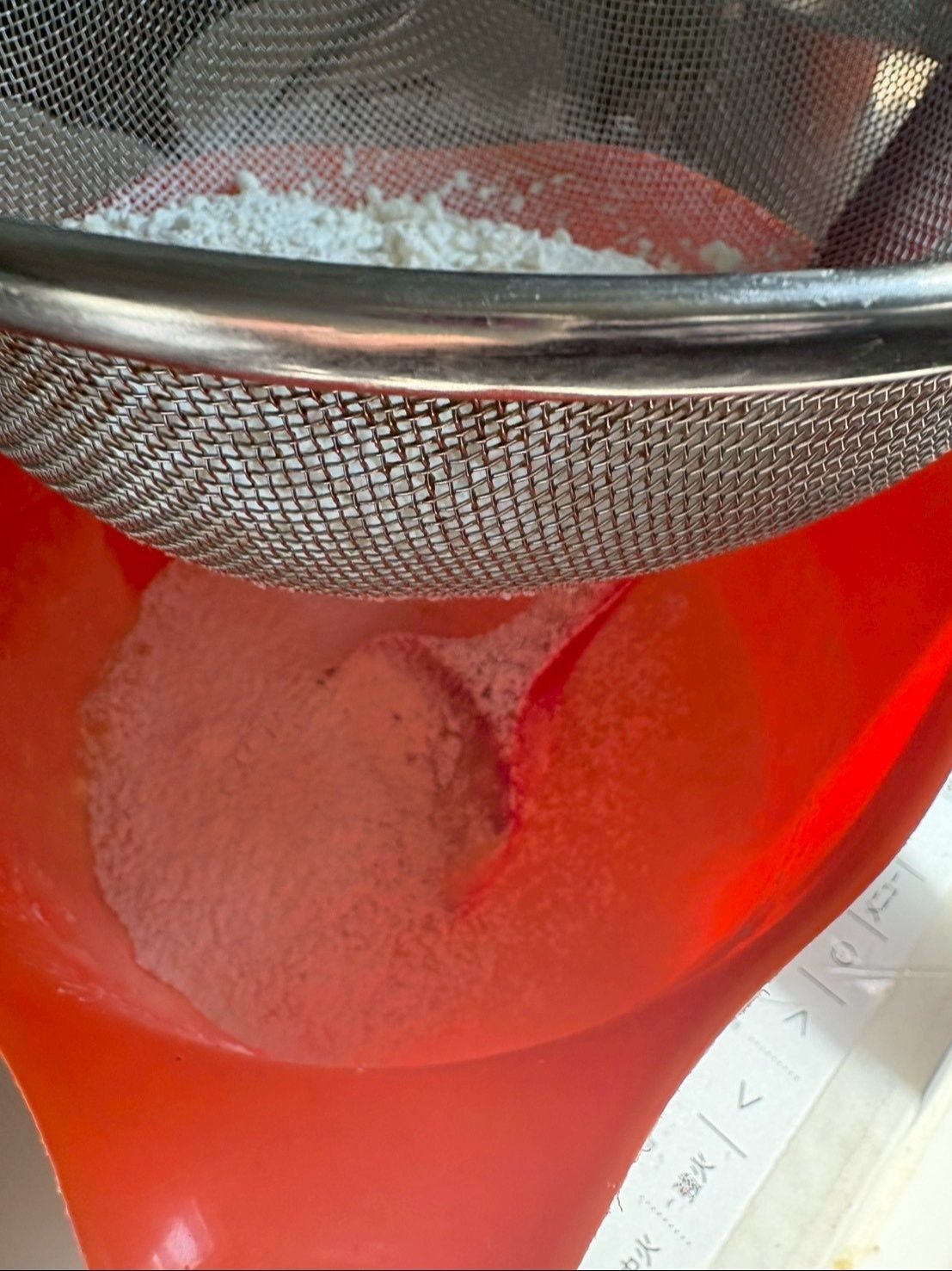 粉類を振るいながら少しずつ混ぜ合わせます。