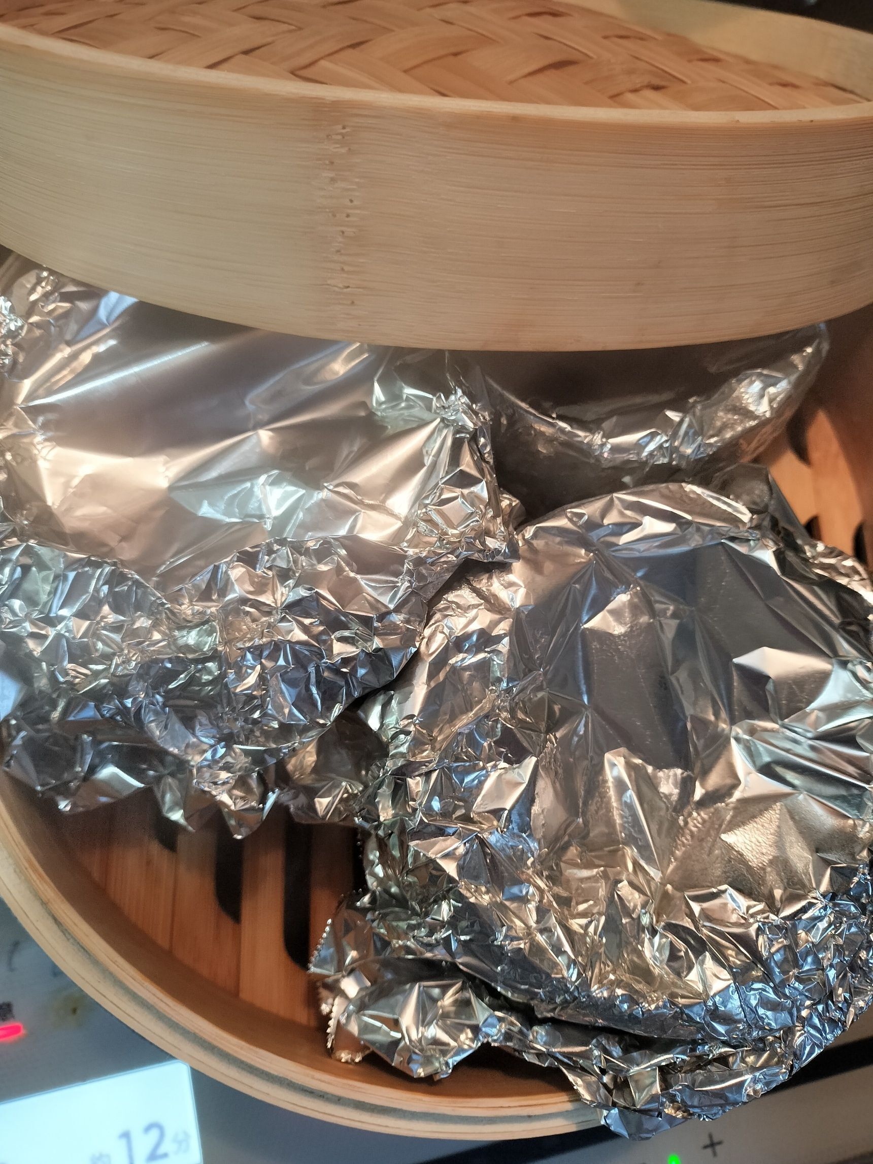 【茶わん蒸し】沸騰したお湯の鍋に蒸籠をのせて蒸す（弱火〜中火で中まで火が通るまで加熱する）