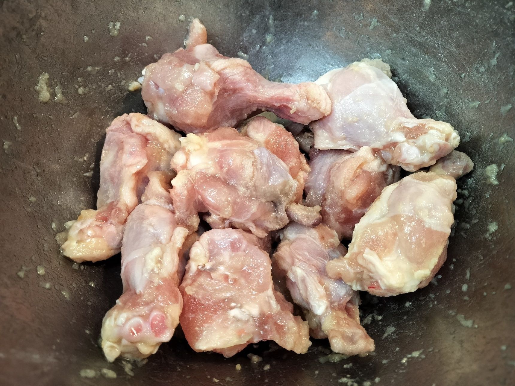 1.ボウルに、鶏手羽元と材料●を入れて軽く揉み込む（そのまま20分程放置）