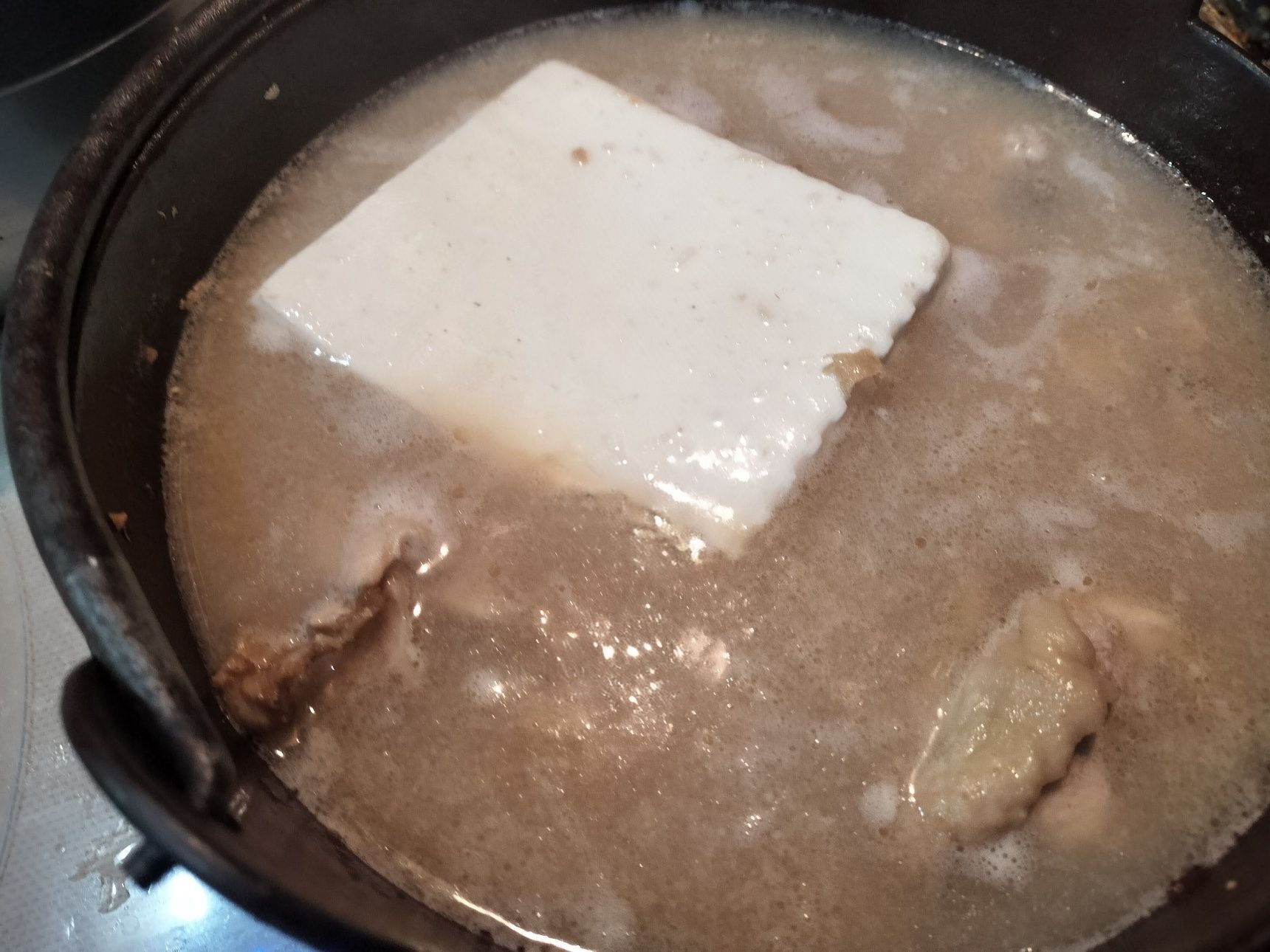 3.参鶏湯スープと豆腐を入れて、コトコト煮る（15分程）