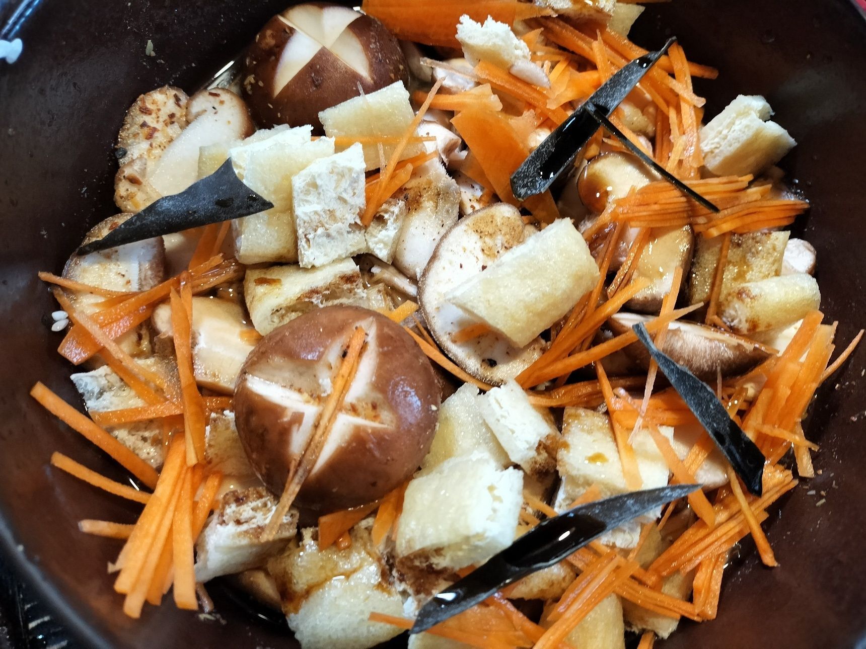 【炊き込みご飯】お米を研き、鉄鍋に入れる→適量の水と材料●とスライス椎茸（半量程）と材料▲を入れる（飾り包丁を入れた椎茸も入れる）→そのまま放置（20〜30分程）