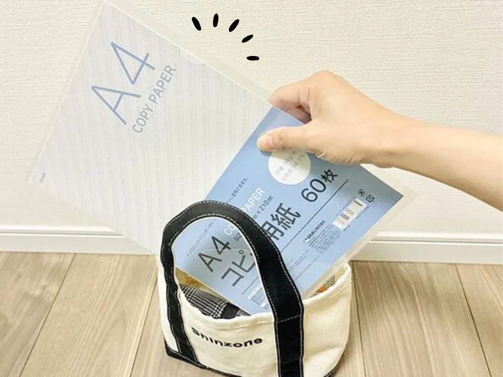 『A4サイズの書類』を折り目をつけずにバッグに収納する裏ワザ。家じゅうのクリアファイル全部こうしたくなる♡