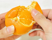 みかんの『白い筋』を一発で取る方法。皮をむく前にあることをするだけで…？しかも美味しくなって一石二鳥♪