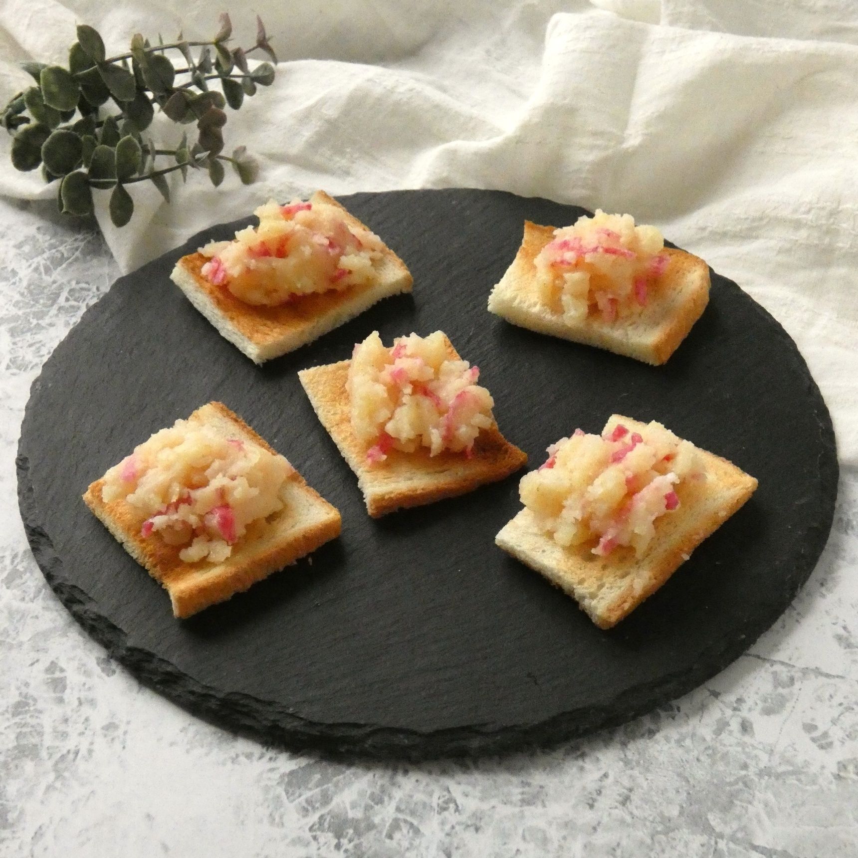 さっぱり味でおつまみにぴったり！「じゃがいもと紅芯大根のカナッペ」