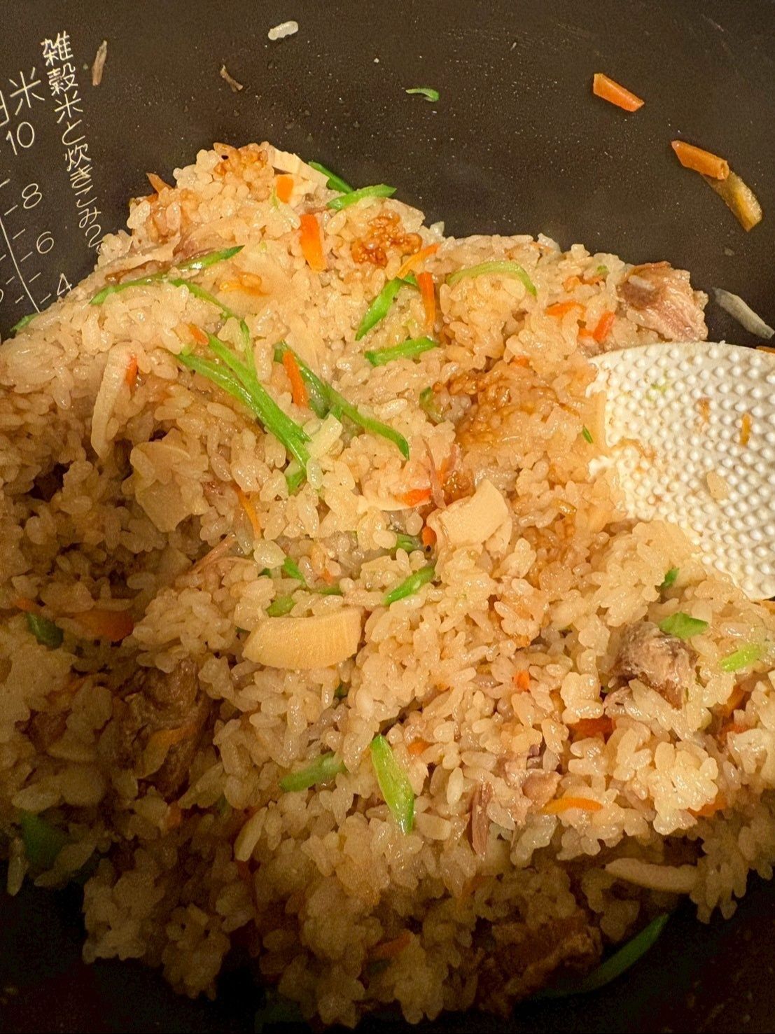 おこげが全体に混ざるようによく混ぜ合わせます