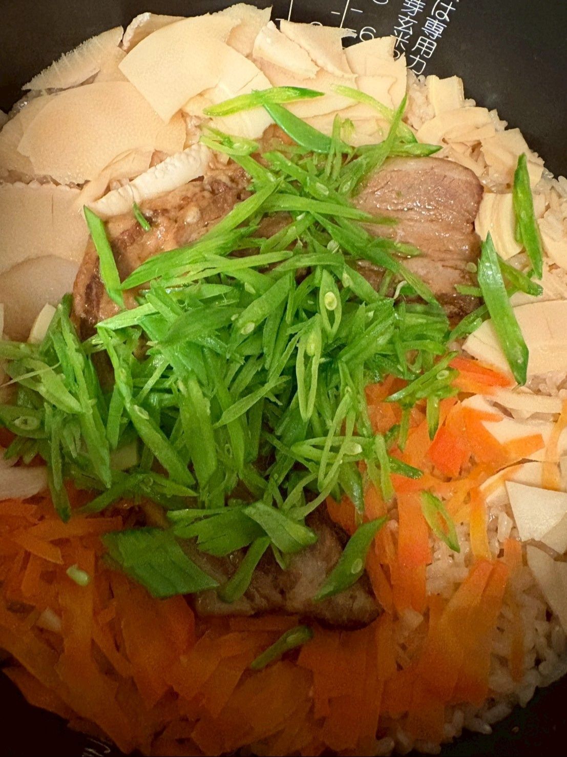 炊き上がりに生で刻んだ絹さやを加えて全体を混ぜ合わせます