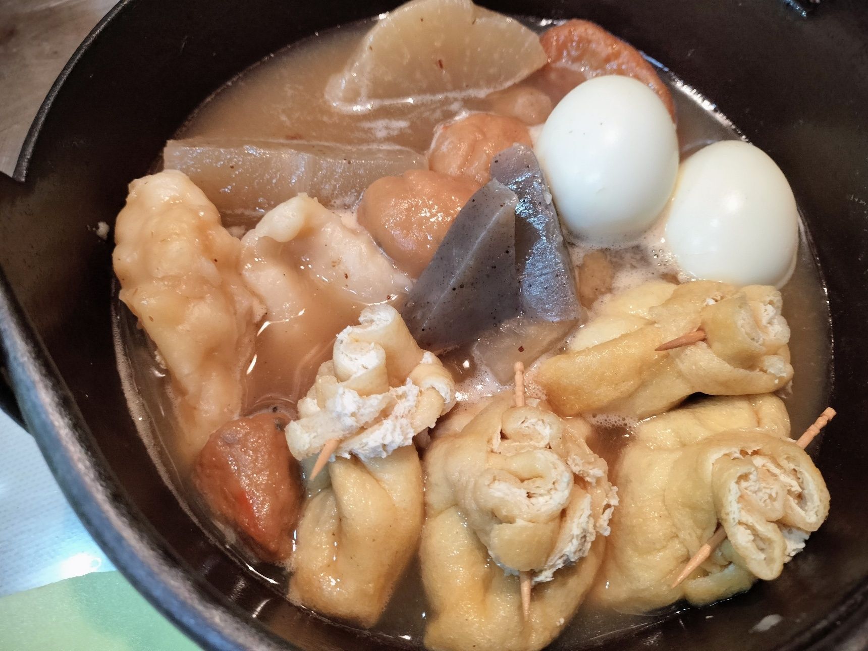 4、出来上がったおでんの煮汁の中に入れる→煮干し粉末を加えて、弱火〜中火で15〜20分ほど煮る