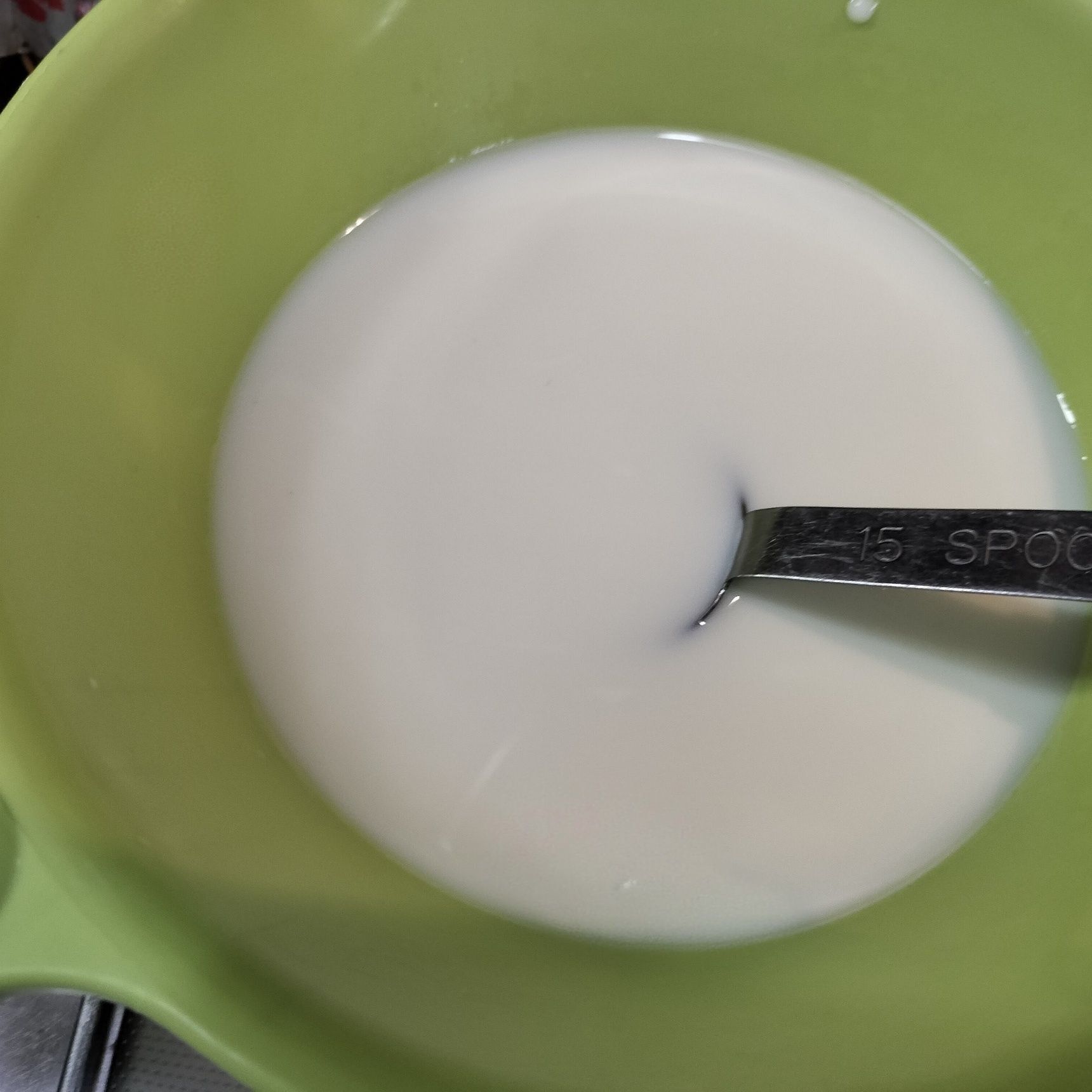 4、耐熱容器に、牛乳と白砂糖を入れて混ぜる→電子レンジで30秒ほど温めて砂糖を溶かす→混ぜる