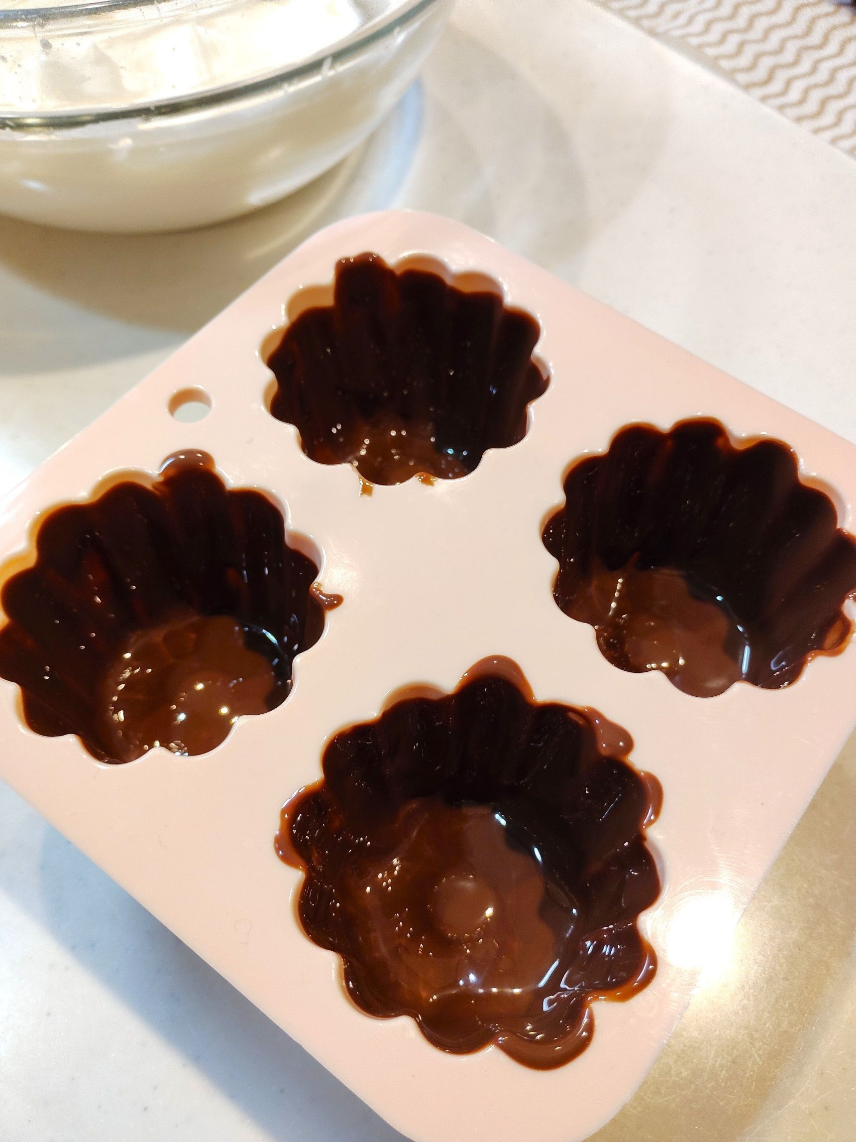 チョコレートを型にしく