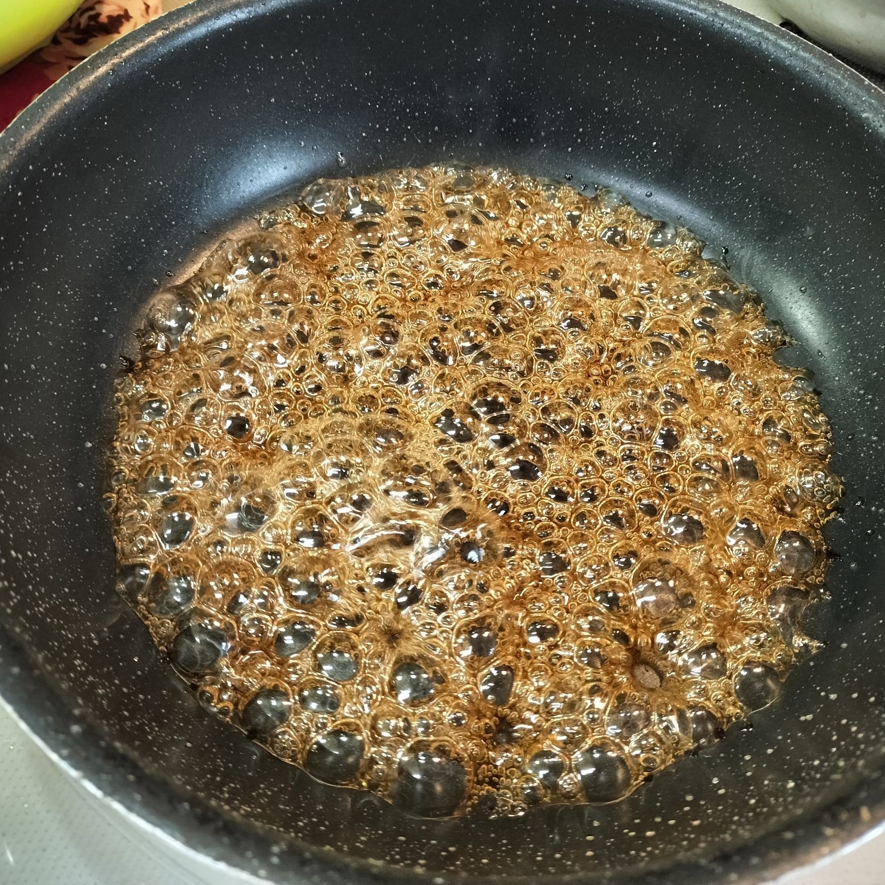 1、フライパンに材料●を入れて混ぜる→中火にかける→気泡が大きくなり濃い色になってきたら、火を止める