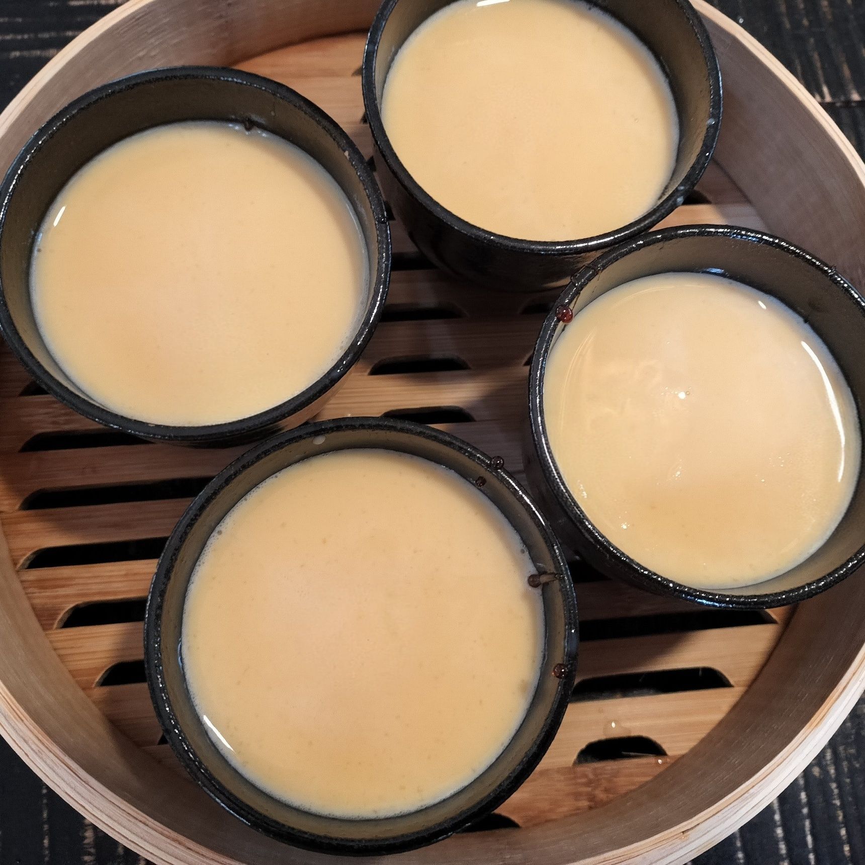 7、手順3のカップに、注ぎ入れる