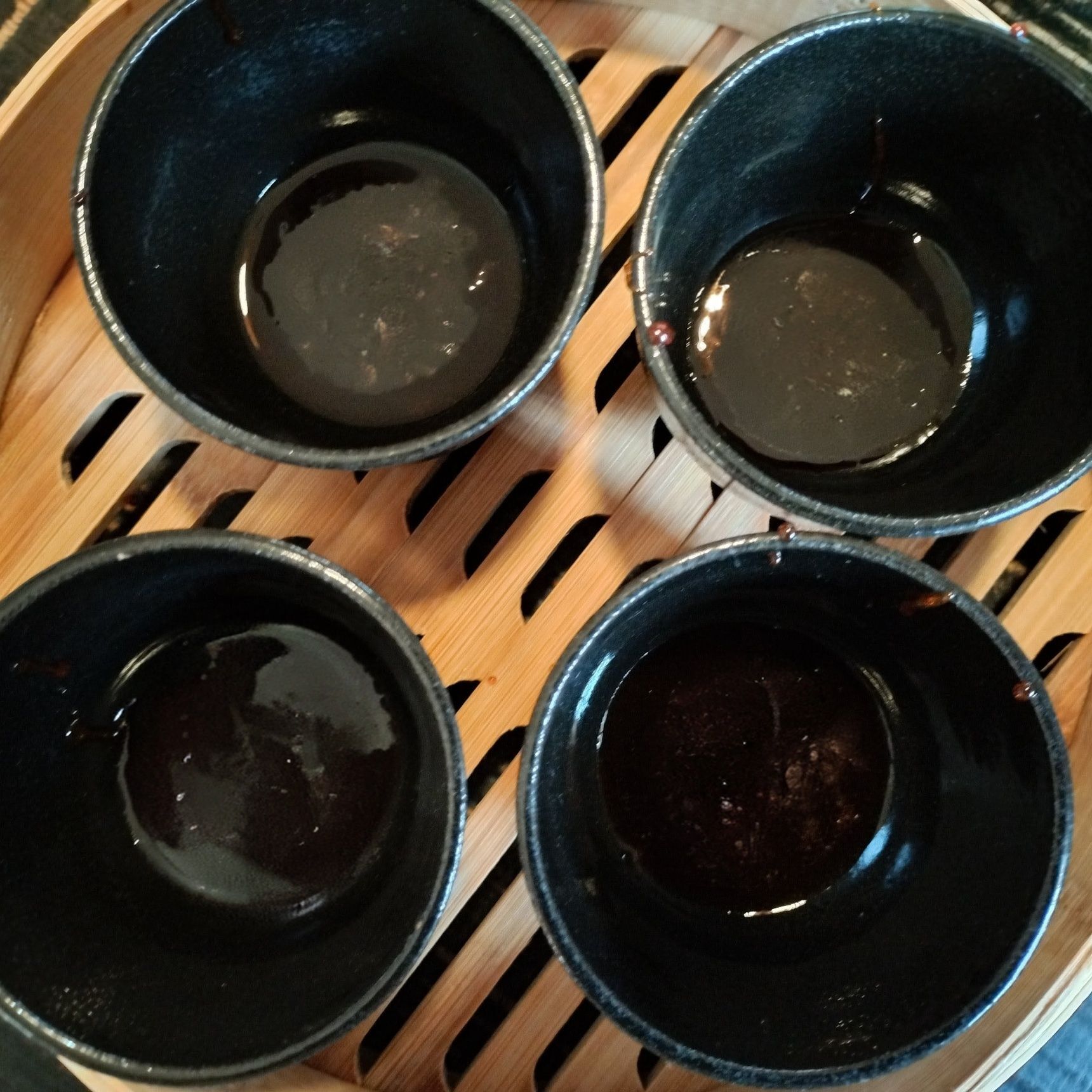 3、カップに、カラメルを注ぎ入れる→冷ます