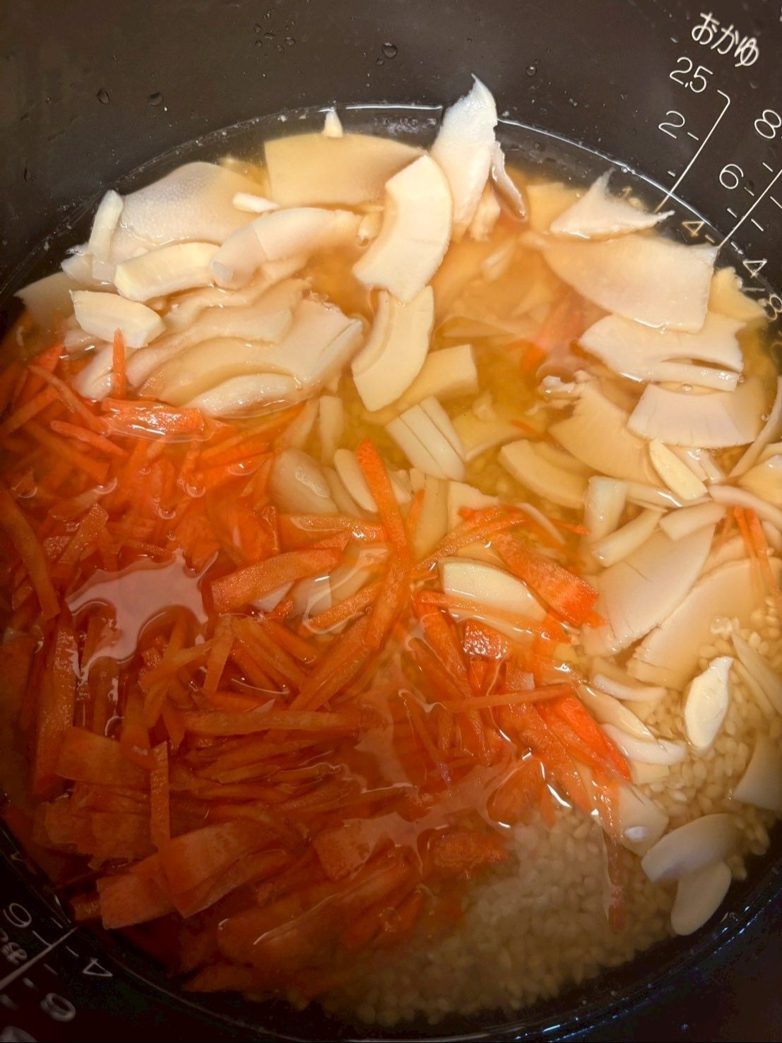 刻んだにんじんと筍を乗せます