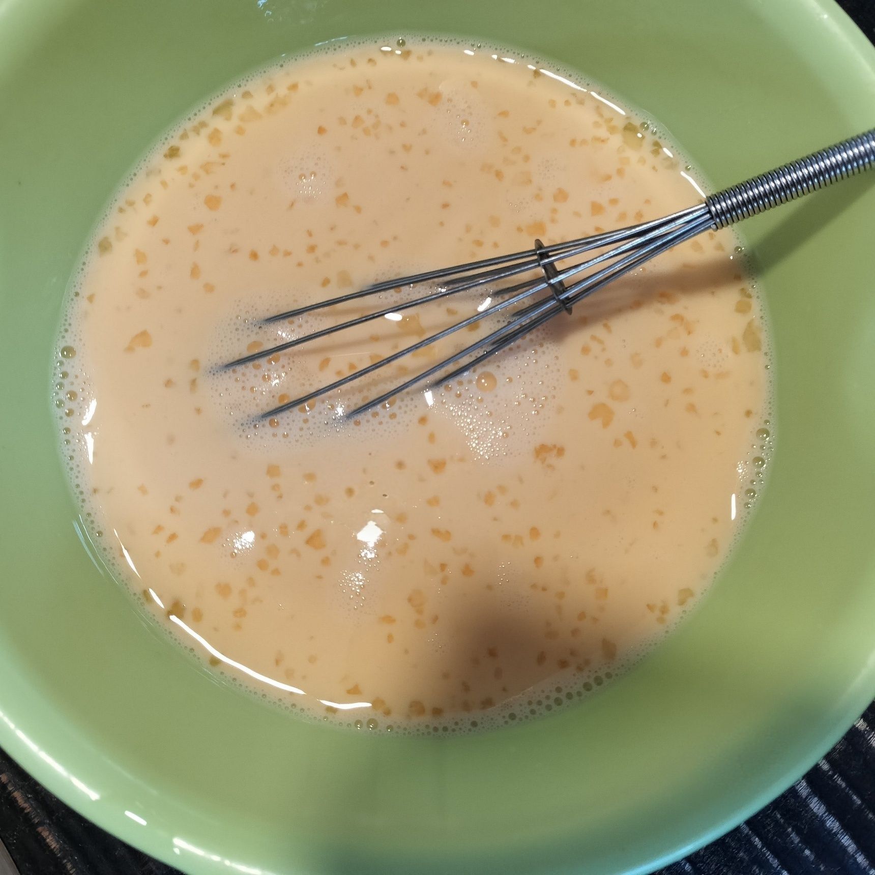 6、手順4の砂糖入り牛乳に手順5の溶き卵を少量ずつ加えて混ぜる→濾す