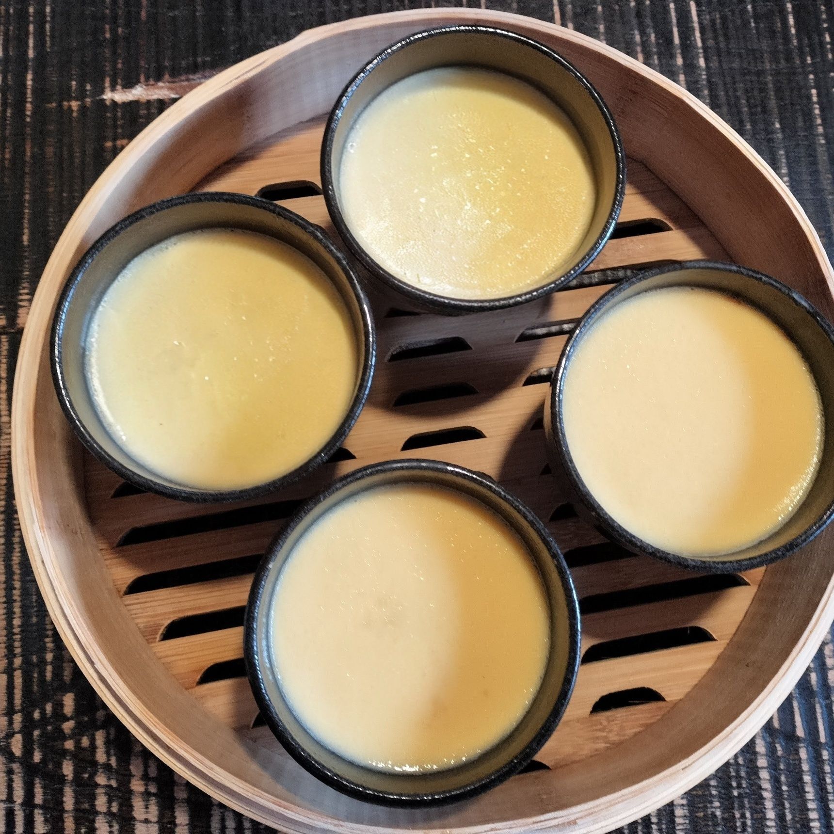 8、鍋にお湯を沸かし、手順7の蒸籠をのせて、蓋をする→弱火で20〜30分程蒸す→余熱で10分程放置→粗熱をとり、ラップをかける→冷蔵庫で冷やす