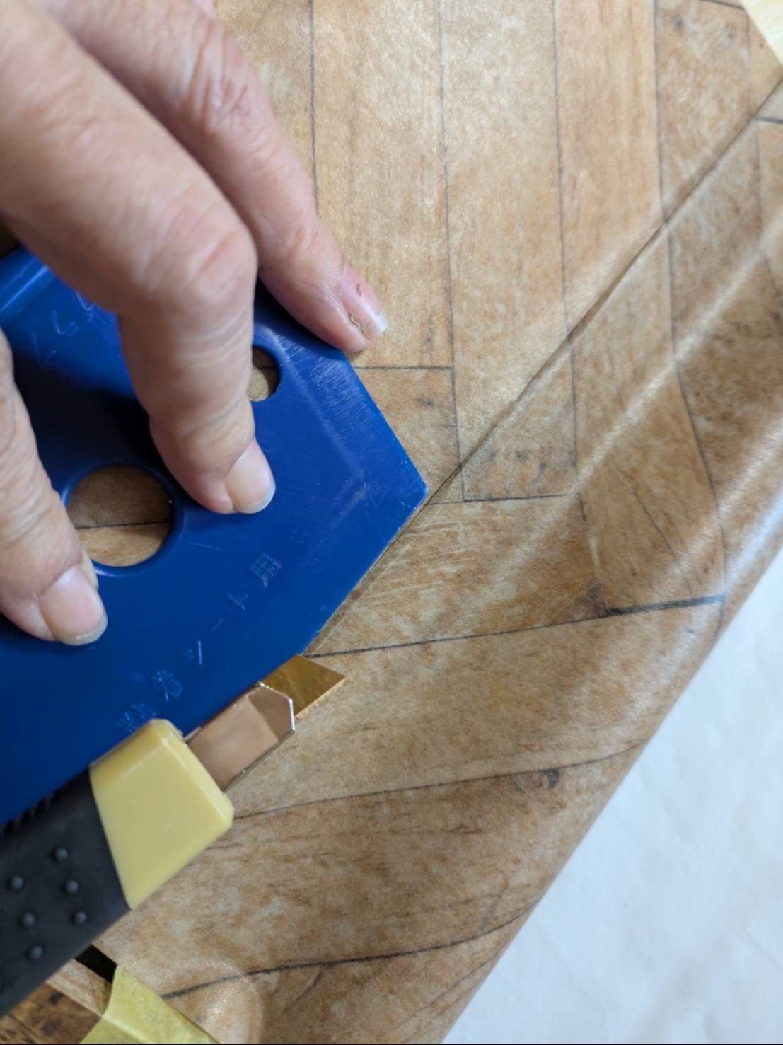 縁はよく切れるカッターで