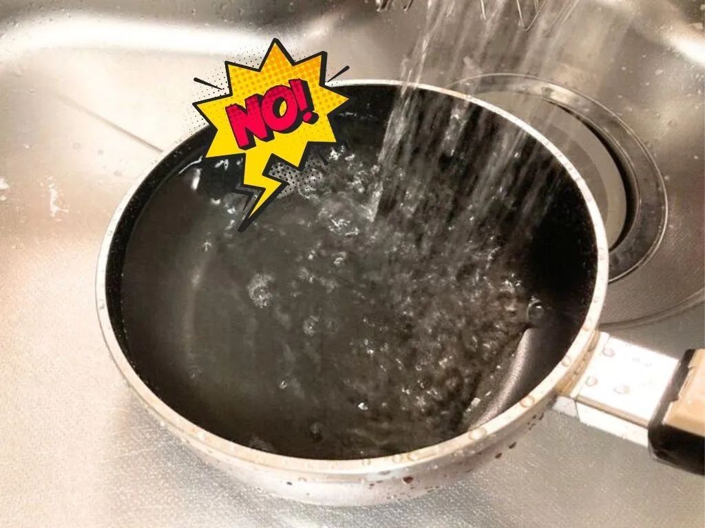 水で流しちゃダメ―！！「フライパン」の寿命を縮めるNG行動7つ。うっかりやってるかも…！？
