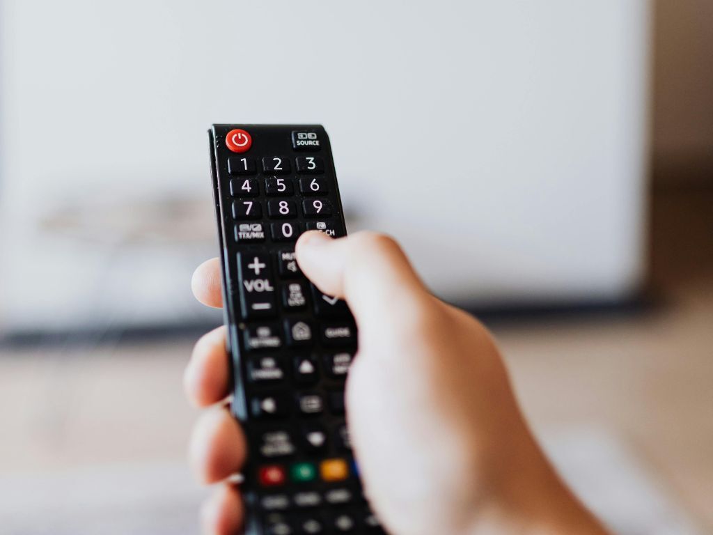 「リモコン壊れた？」「電池切れ？」簡単に確かめる方法。電池の残量もひと目でチェック♪